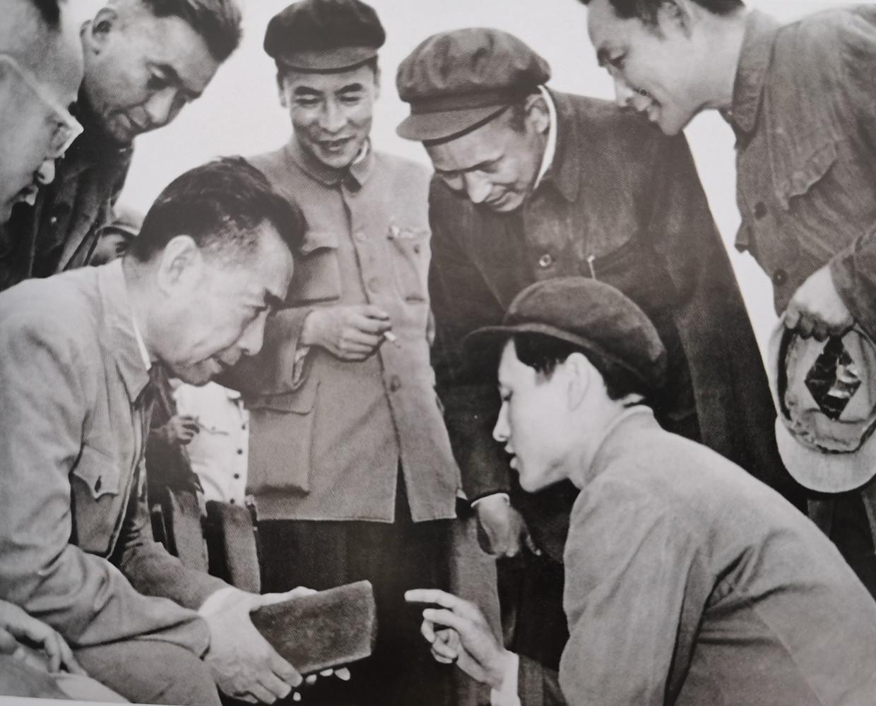 1962年6月，周总理在百忙之中，来到大庆油田视察，实地了解地质情况。后排右二是