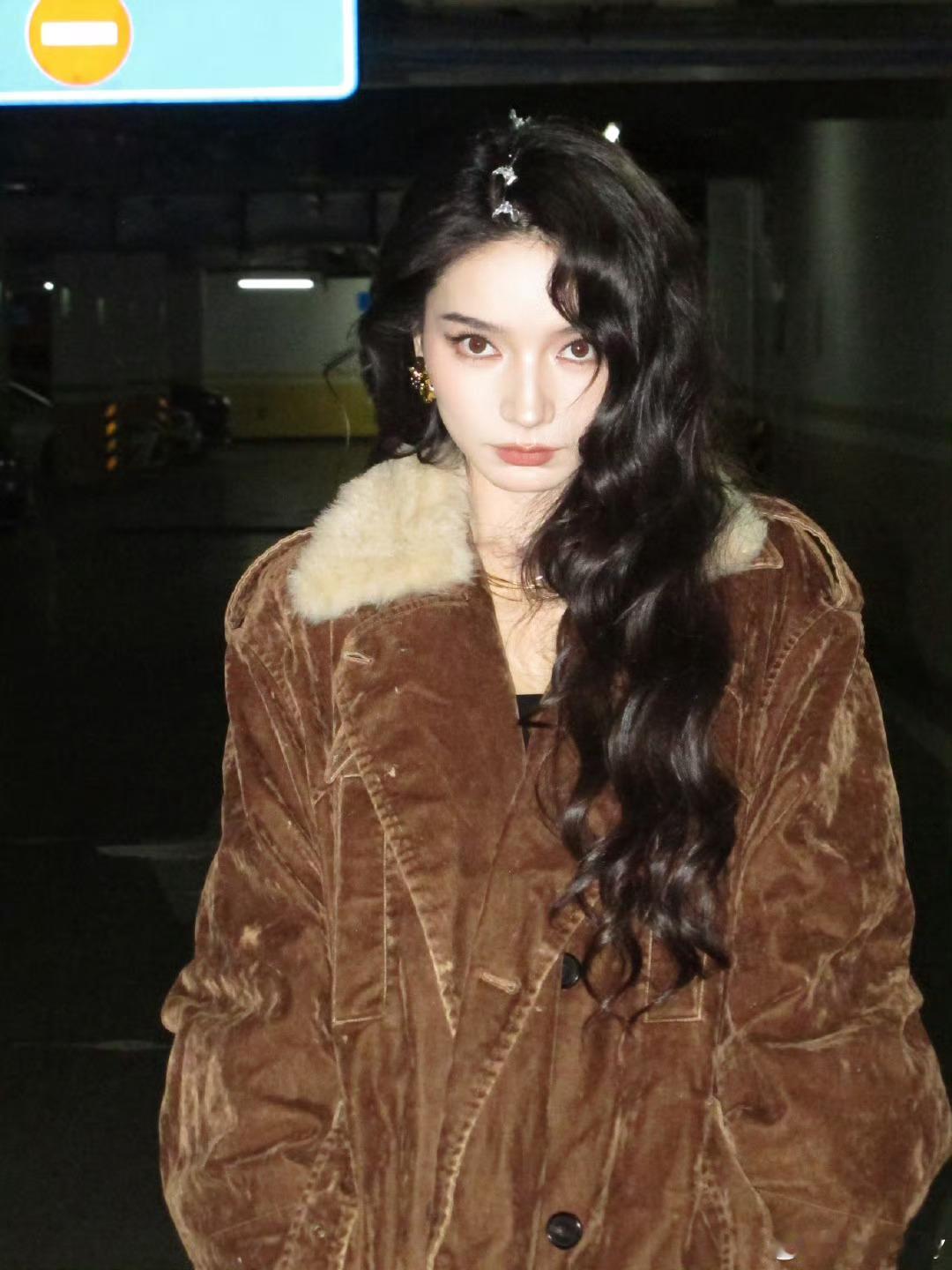 代斯戴头纱出场代斯说新疆话好苏头纱配美颜，谁看了不心动！代斯出场瞬间抓住眼球，一