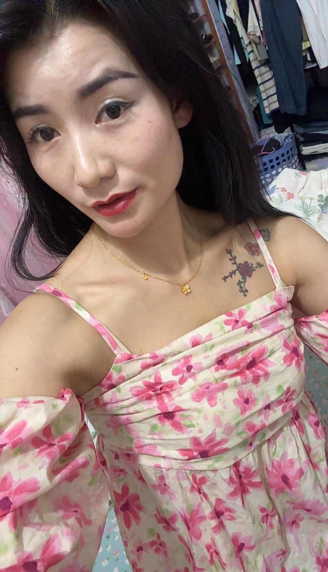 踏实过日子的小芳  ，嫁了个没本事赚钱的小刚，拼命打工养家的大强  ，娶了个爱花