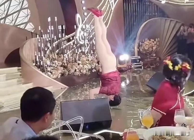 婚礼上，婆婆一个“惊艳倒立”，我的主场秒变她的个人秀！

“宝贝，妈就是想给你们