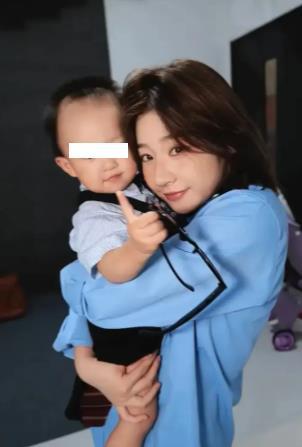 黄一鸣被执行55万 捞到王校长的黄一鸣曾因经济问题被限制高消费，已被执行55万余