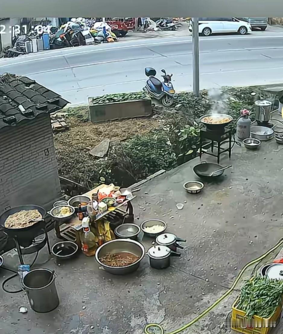 这与社会管理和社会大环境有直接的因果关系！
这种因果关系就是利益链条！
要么是官