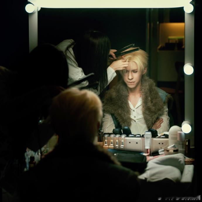 何浩楠后台妆造图 何浩楠后台妆造图真的是太帅了呀，现在正在变帅之中！发现他真的是