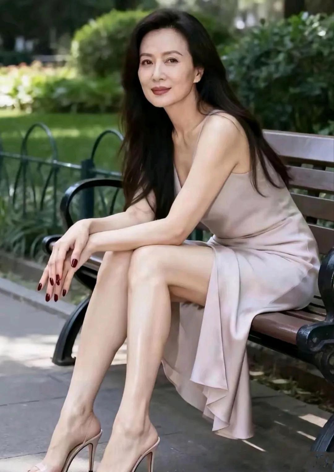 就算已经五十五岁，照样能够美得耀眼夺目。不需要繁复的穿搭造型，也不必化厚重艳丽的