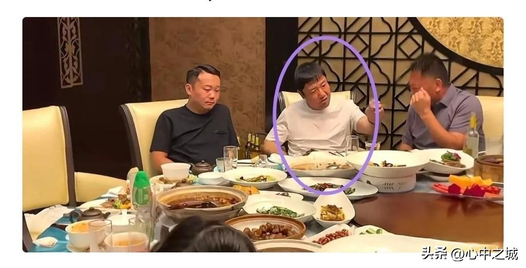 这年头，但凡有点名气的角儿，真不能随便去外面吃饭、聚餐。

贾冰深受其害，就是和
