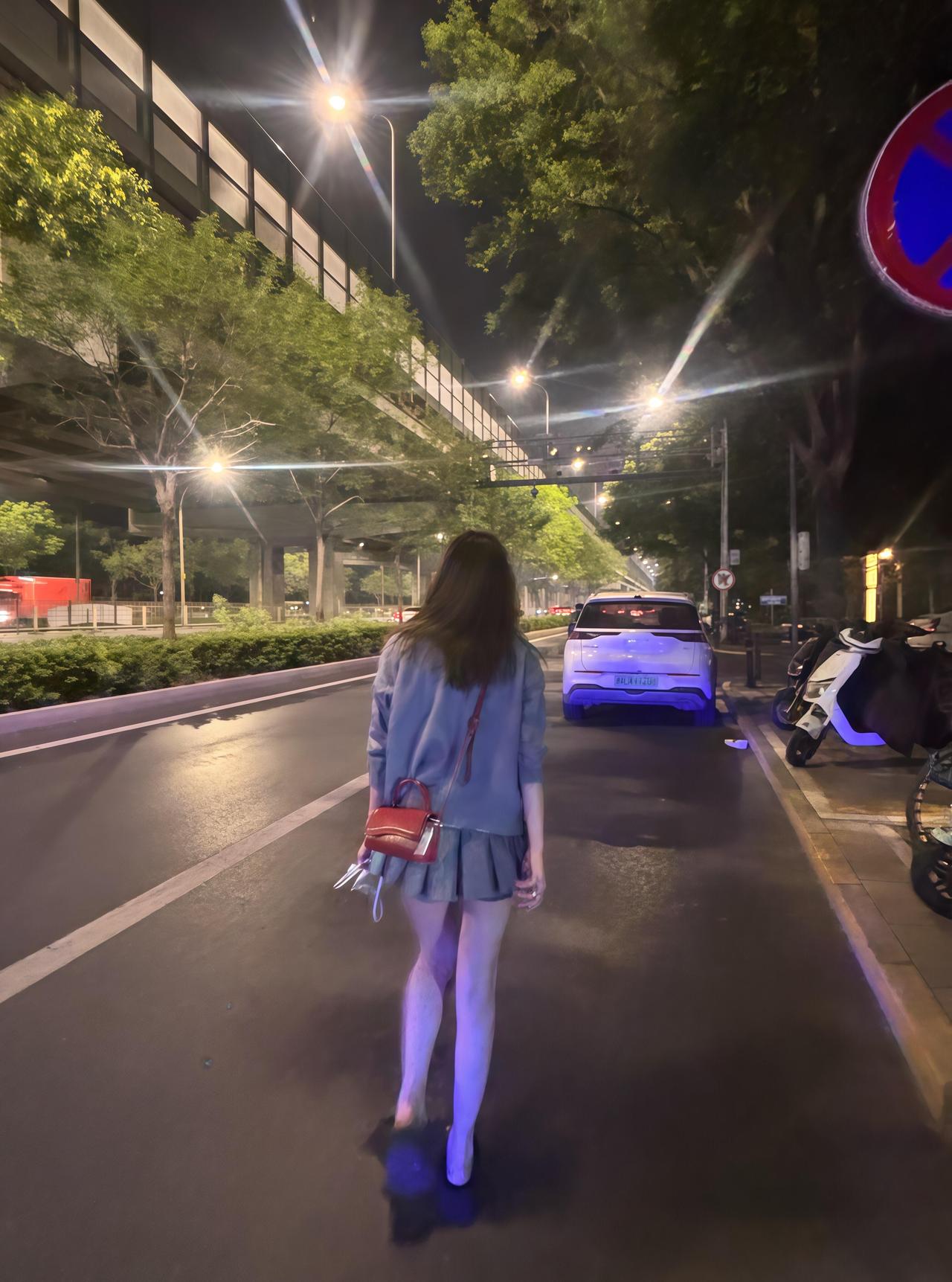 人这一生——
不内耗，是清醒；
不纠结，是从容。

跟自己较劲，最不划算。
一件