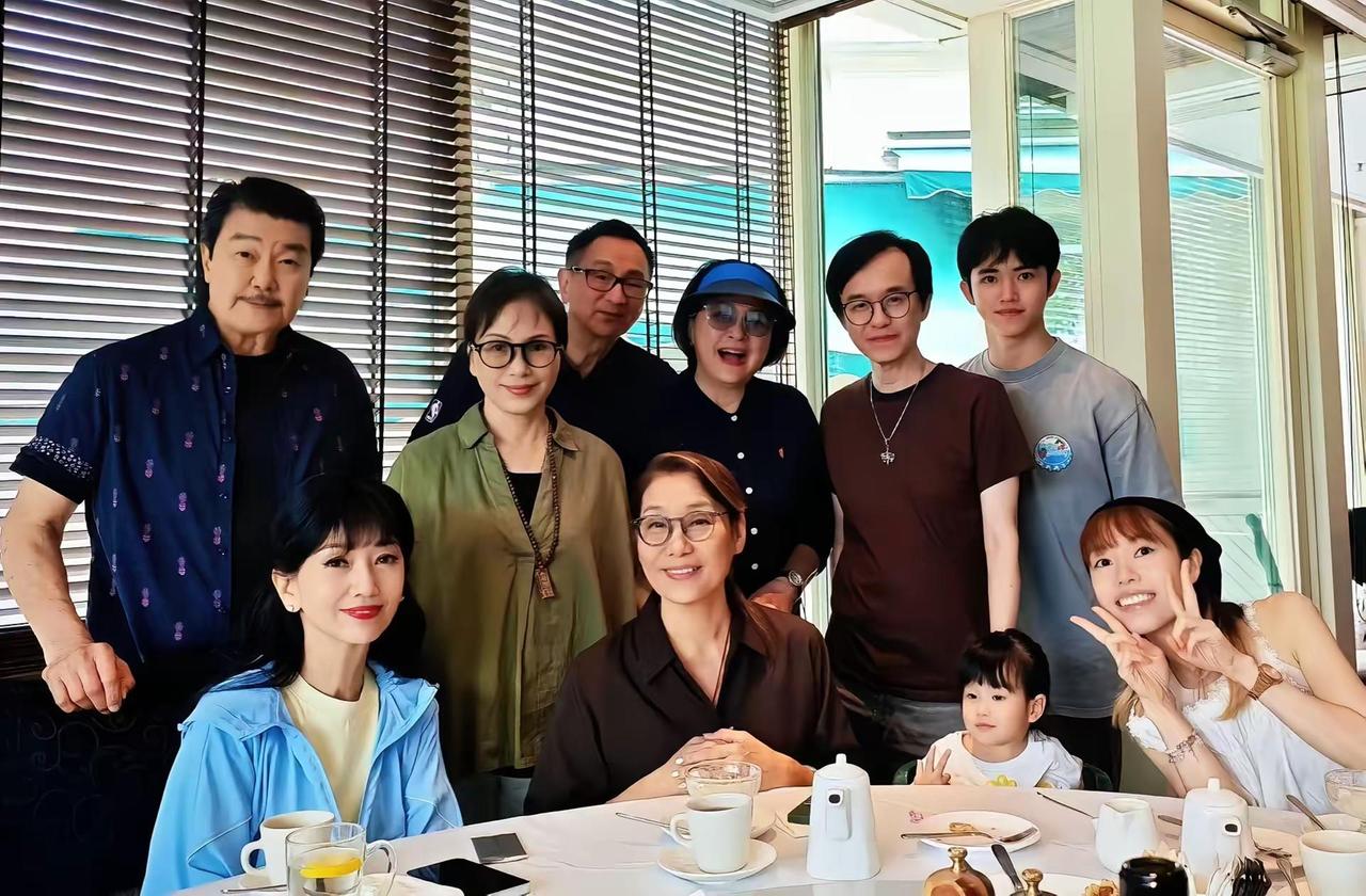 好开心的聚会🥳。最好的我们团聚 相聚时刻欢乐多 大家相聚在一起的美好时光 杨盼