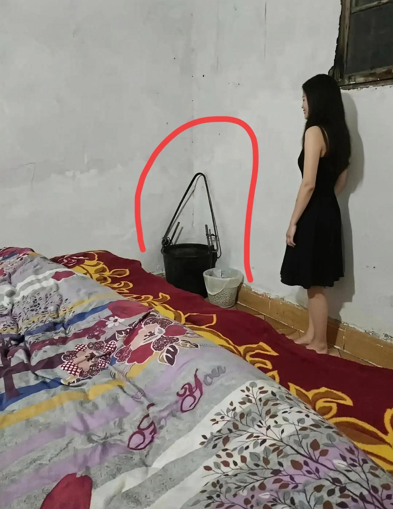 现在什么年代了，居然还有人家将尿桶放在房间的一个角落里，这种生活最少应该倒退了4