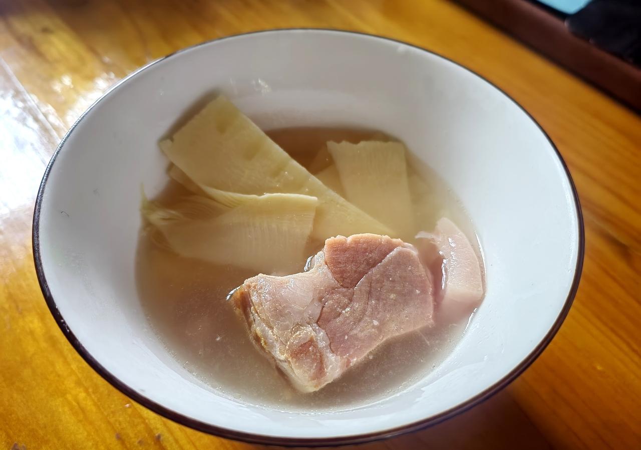 【原创】
正是皖南春笋的季节
炖了一天的笋片咸肉汤，好鲜呐
（就只加了一点糖，火