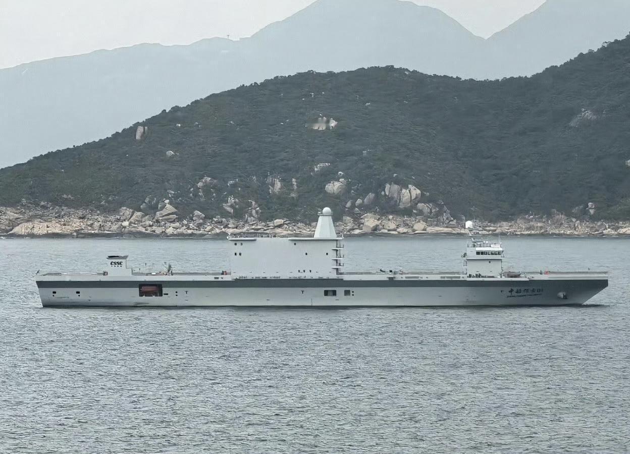 仿如岭南人的低调，首艘“无人机航母”正在南方某厂域测试。宽阔的大平板，双升降机，