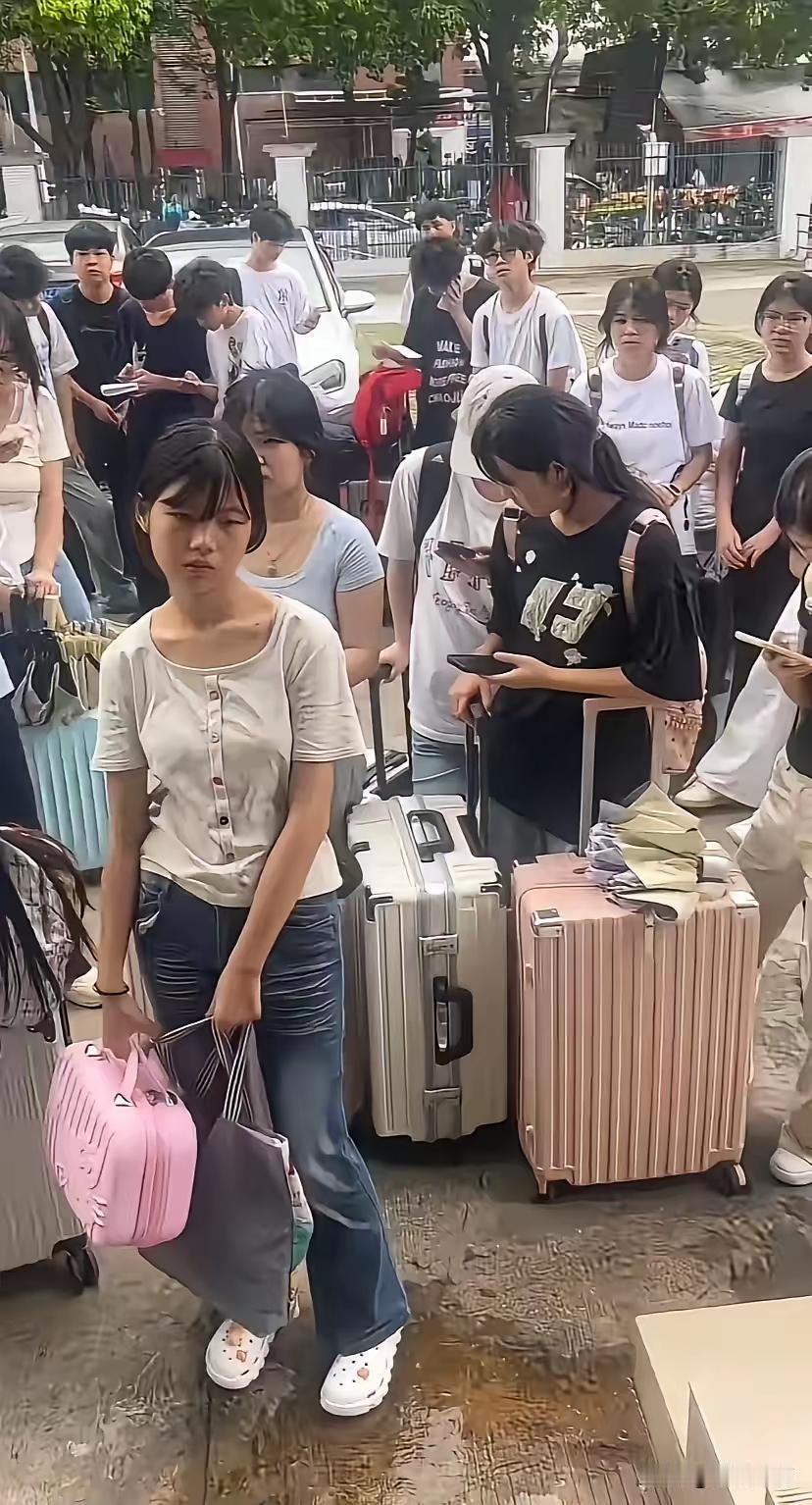 又一批毕业的初中生提前进入了工厂