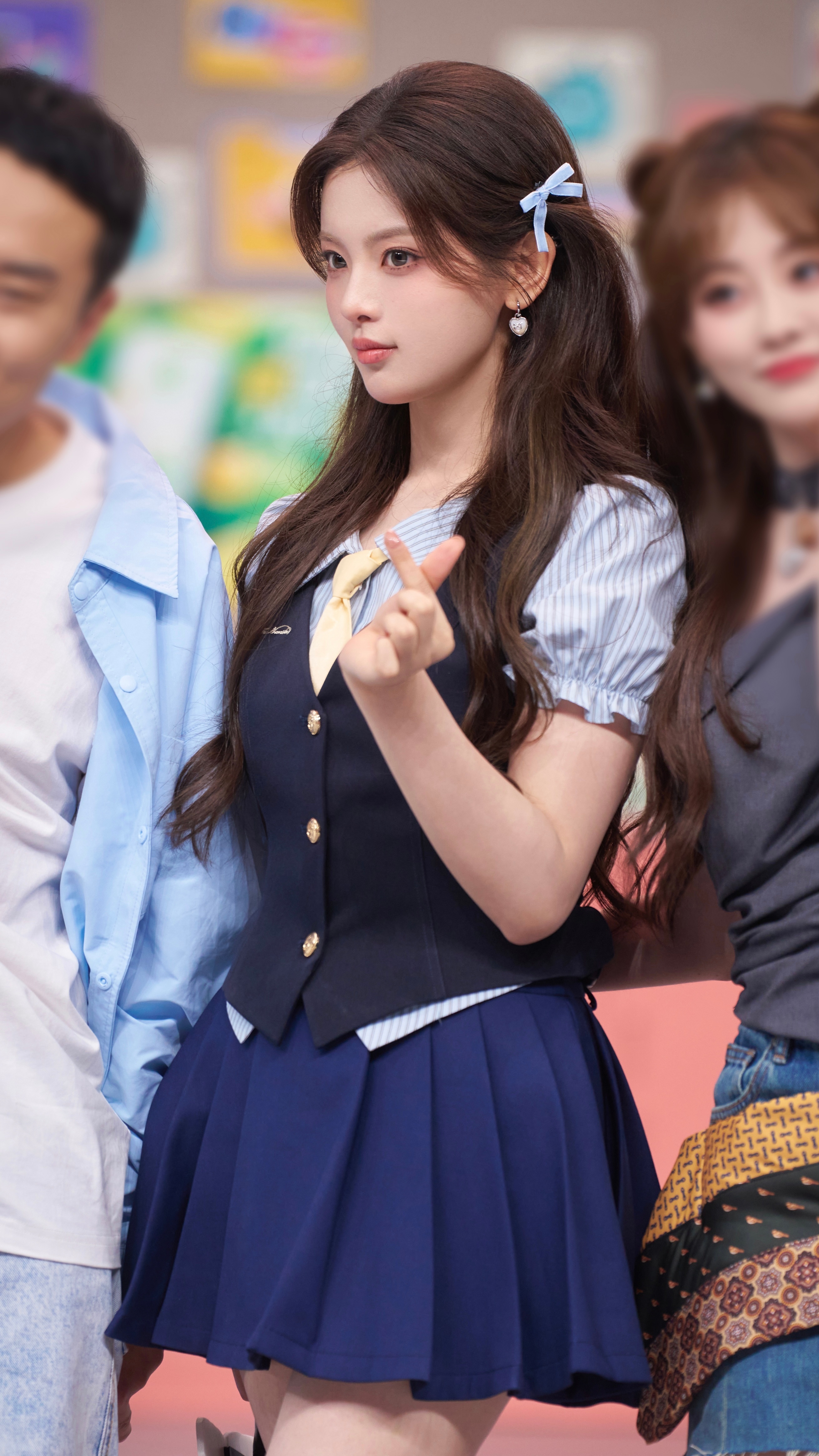 杨超越董思成杀青剧照杨超越  在复制粘贴的时代，你是手写的诗