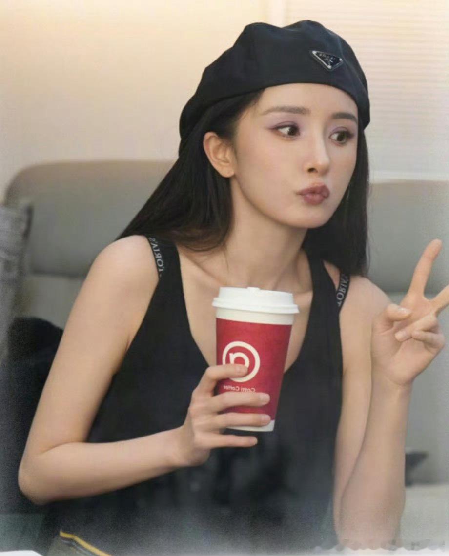 杨幂  🦊杨幂库迪咖啡全球品牌代言人 有一句话，我一直想和大家说：路遥朝前走，