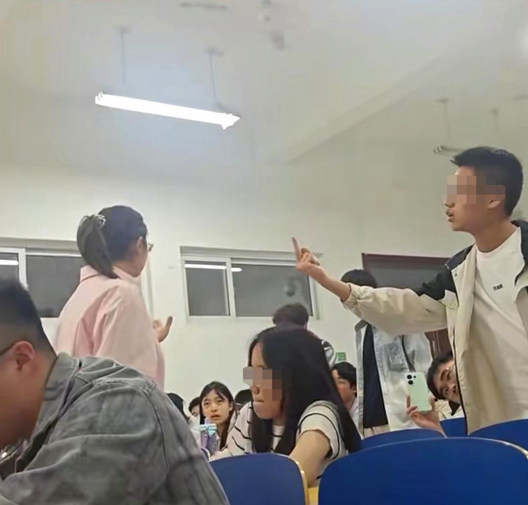 5月20日，河北沧州职业技术学院一课堂内，女老师随机提问单词，一名男生未能顺利答