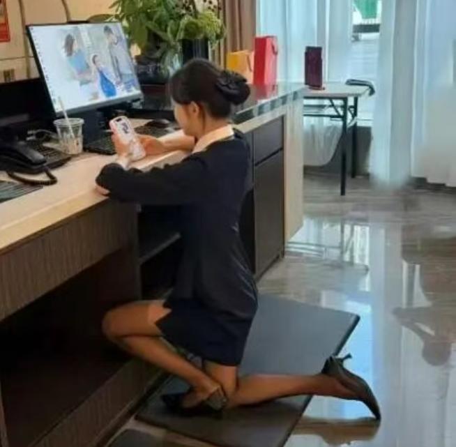 原来酒店的前台小姐在没有业务的时候是这样休息的，以前还以为要一直站着呢