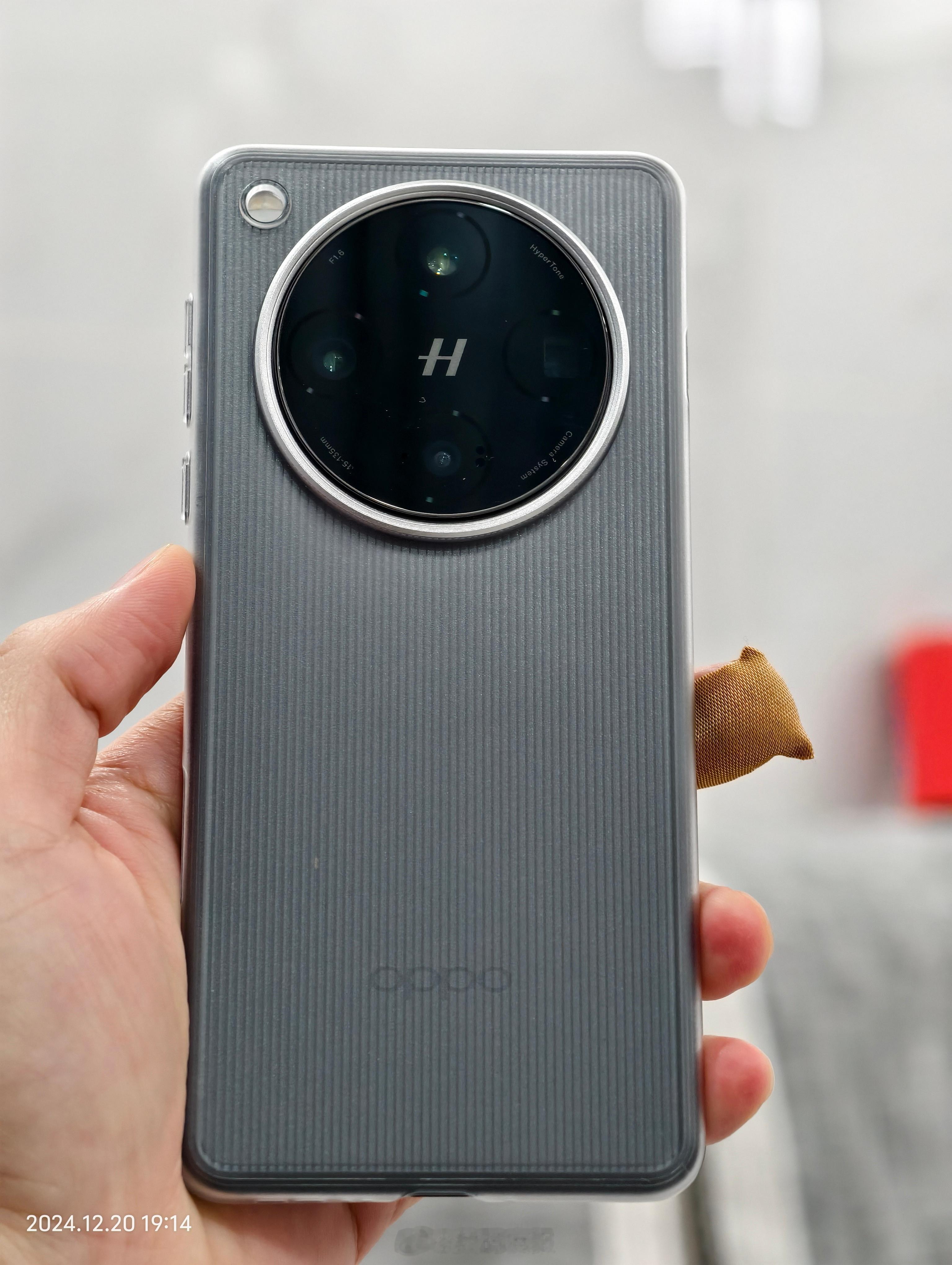换上趣装备的OPPO Find X8 Pro保护套，比原装的套颜值增加了50%，
