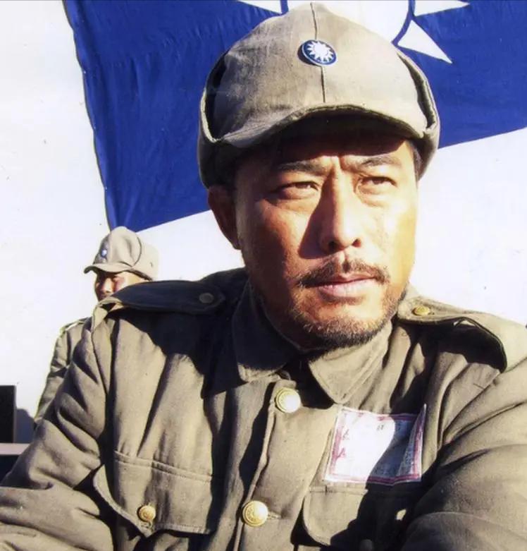 1948年12月22日，解放军攻入新保安， 35军军长郭景云很顽固，掏出手枪连开