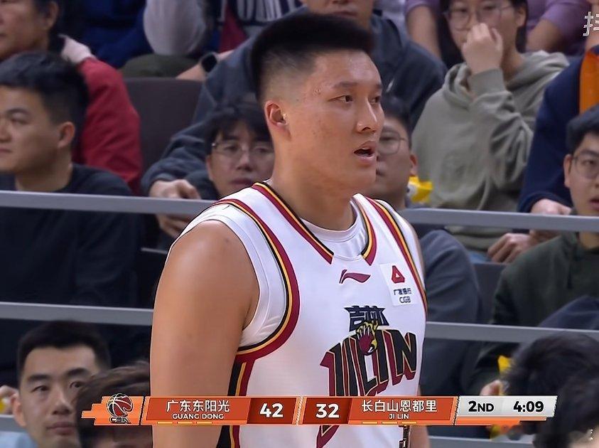 曾繁日一眨眼4次犯规了，感觉他面对老东家很想证明自己，但有点用力过猛了广东男篮v
