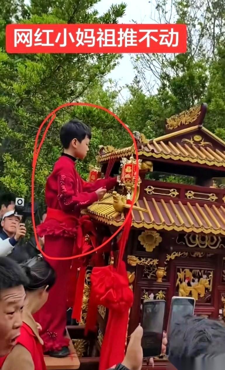 我跟你说，有些事，邪门就邪门在它太真了。
连掷8次，都是阴杯。
那个网红小妈祖，