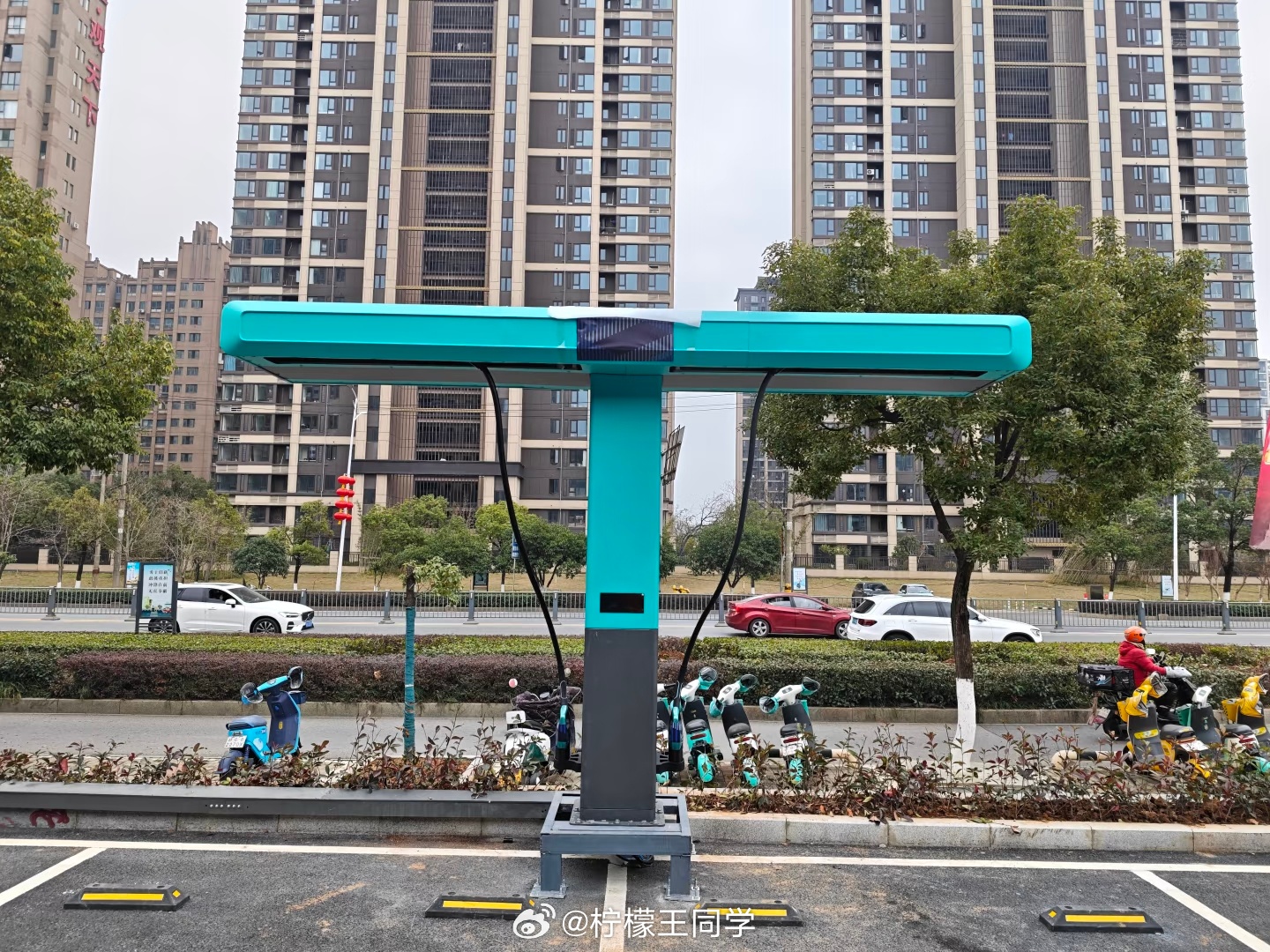 在一片绿色里，比亚迪的红倒是有点亮眼了，看来资本市场很看好比亚迪3.5的技术发布