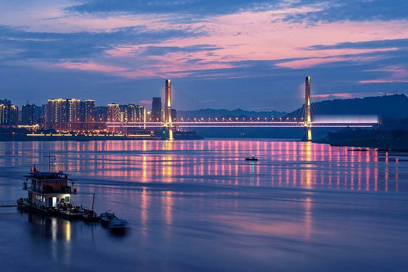 夜深人静，褪去白日的喧嚣与浮躁，世界终于慢下脚步，我们也终于能卸下满身疲惫，与真