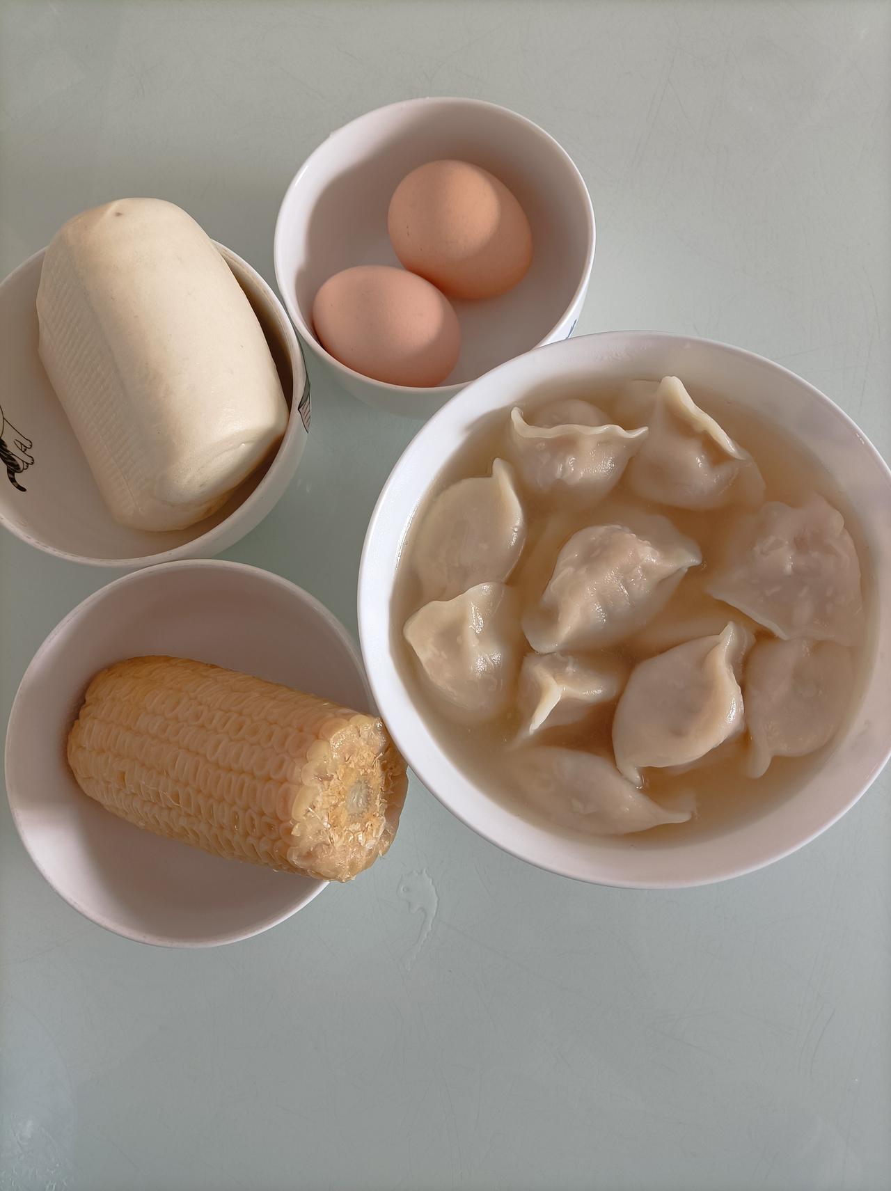 冬日三餐打卡今日早餐:水饺，馒头，鸡蛋，玉米，还有饮料！