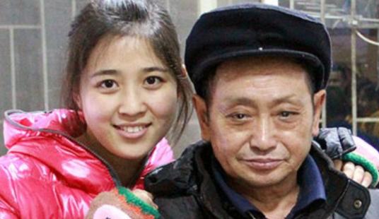 1990年，重庆36岁光棍捡到了一个女婴，含辛茹苦将她拉扯长大。没料到，养女成年