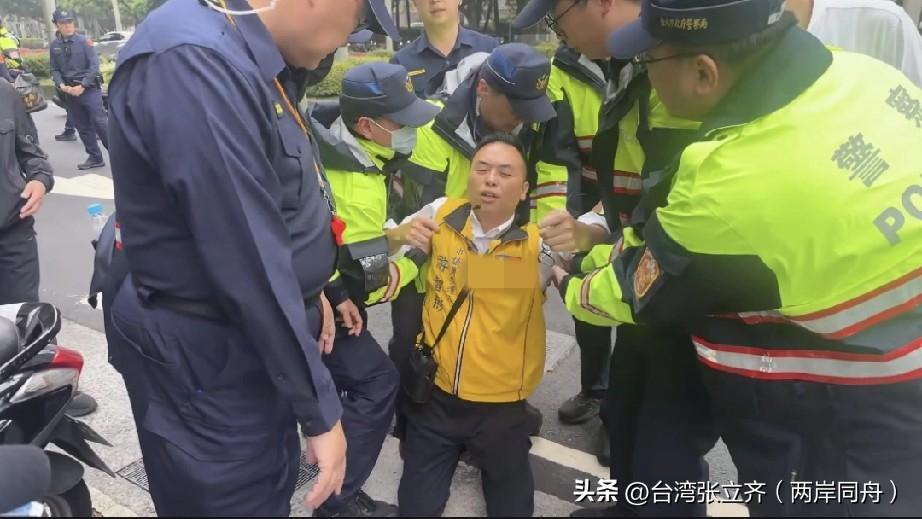今天身穿黄背心的游智彬被数名警察层层围堵、推搡甚至压制，眼神里满是愤怒与无奈，反