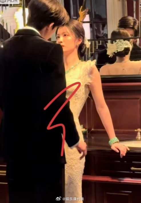 张凌赫王楚然强吻 《这一秒过火》张凌赫王楚然强吻，嘴唇都出血了！[哆啦A梦害怕]