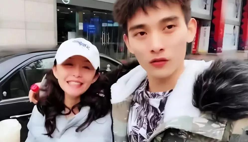 现实版“神雕侠侣”安徽90后小伙俞鑫生娶了大他19岁的女明星曹怡芸，婚后不叫老婆