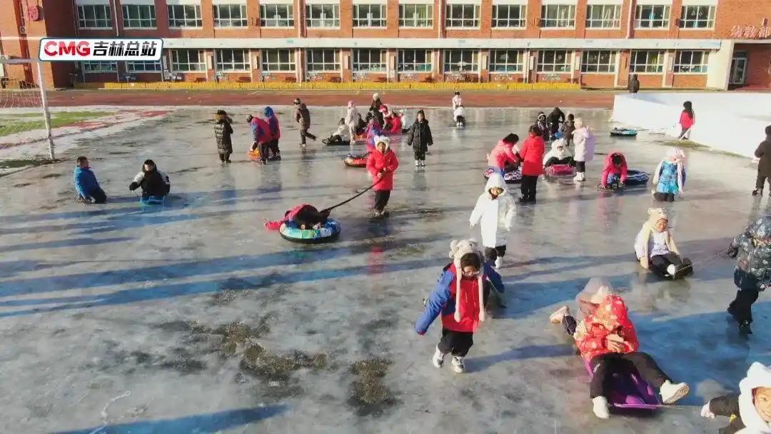 近日，全国多地教育部门相继发布通知，为中小学生量身打造"冰雪假期"。新疆阿勒泰地
