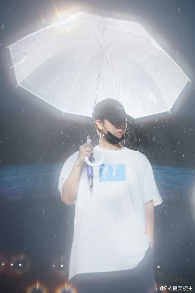 胡夏雨中完成演出 没有刻意设计的雨天桥段，只是一场突如其来的降雨，胡夏从容接住这