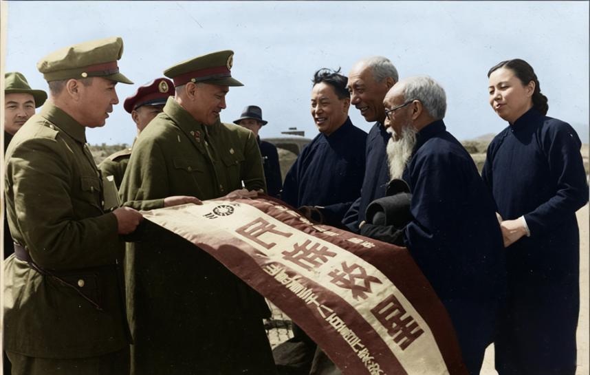 1947年5月3日，山东济南机场，蒋介石（前排左二）和王耀武（前排左一）共同接见