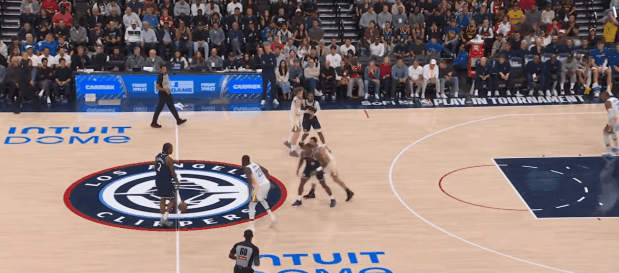 追梦如何防住了莱纳德——在后者打出巅峰赛季后？昨天遇到追梦·格林前，莱纳德刚打出