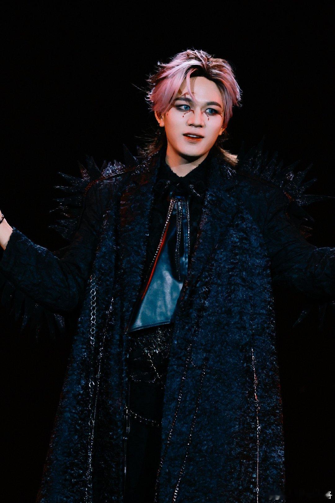 #石凯烟火燃起时演唱会首唱# 石凯烟火璀璨夜，首唱瞬间燃爆全场！那歌声里跳跃的青