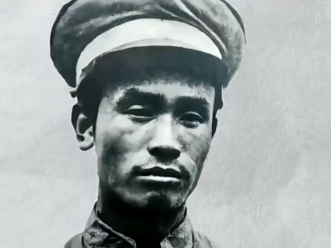 他是400万解放军中，公认的第一铁血狠人，是全国战斗英雄榜榜首的超级战神，力压九