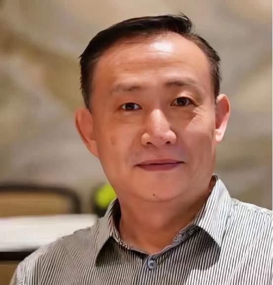 别再拿 "阴谋论" 三个字堵嘴了，这就是正在发生的残酷现实。卢麒元一句话捅破了没