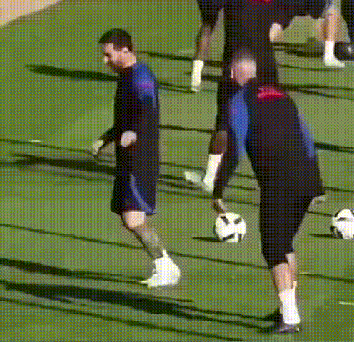 梅西也挺可爱的，训练的时候给维拉蒂玩了个穿裆，然后赶紧找拉莫斯当靠山，求庇护，换