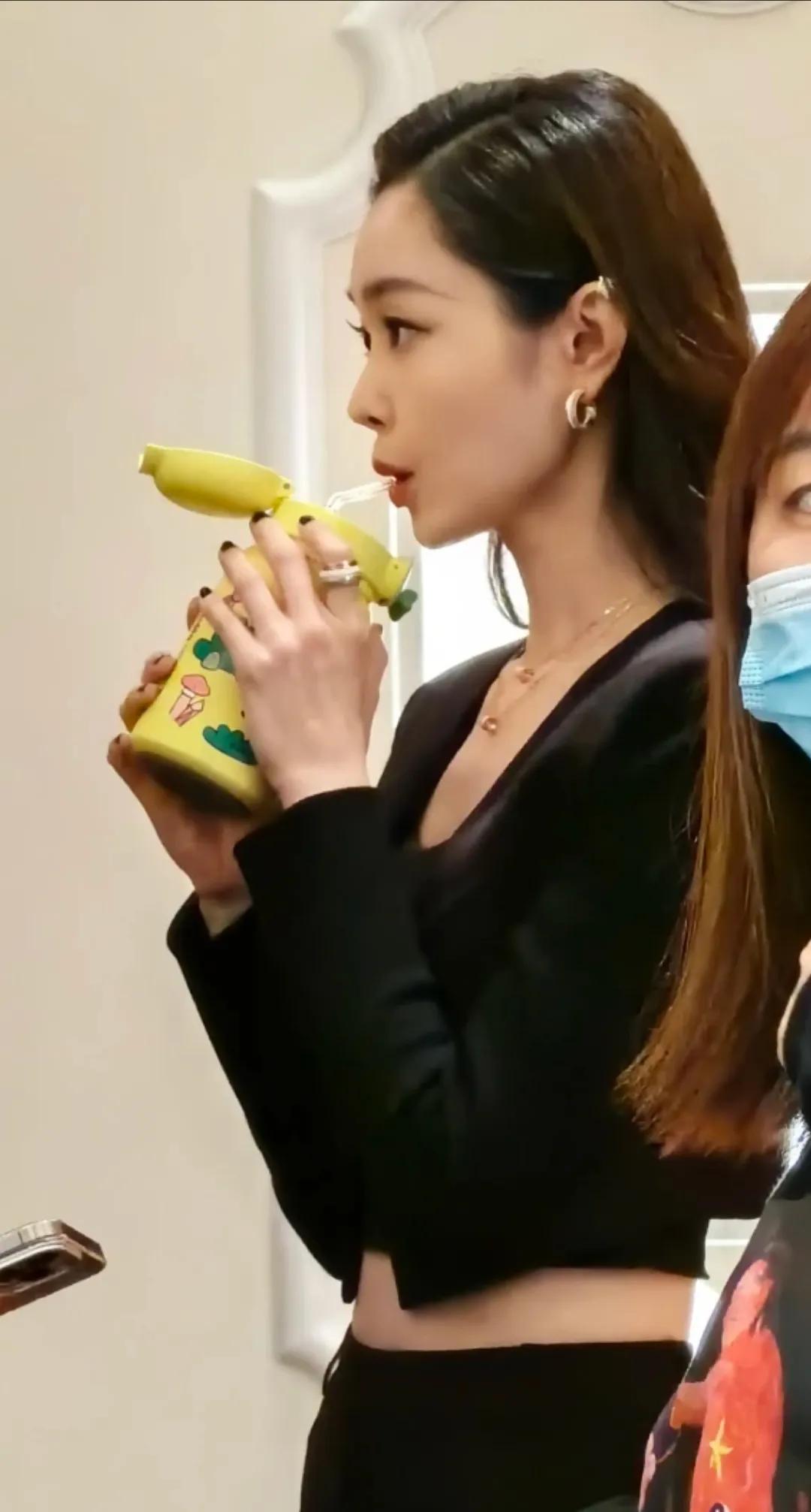 宋轶今日线下活动生图，这颜值太抗打了！这状态也太好了吧！气质这一块拿捏住了，车车