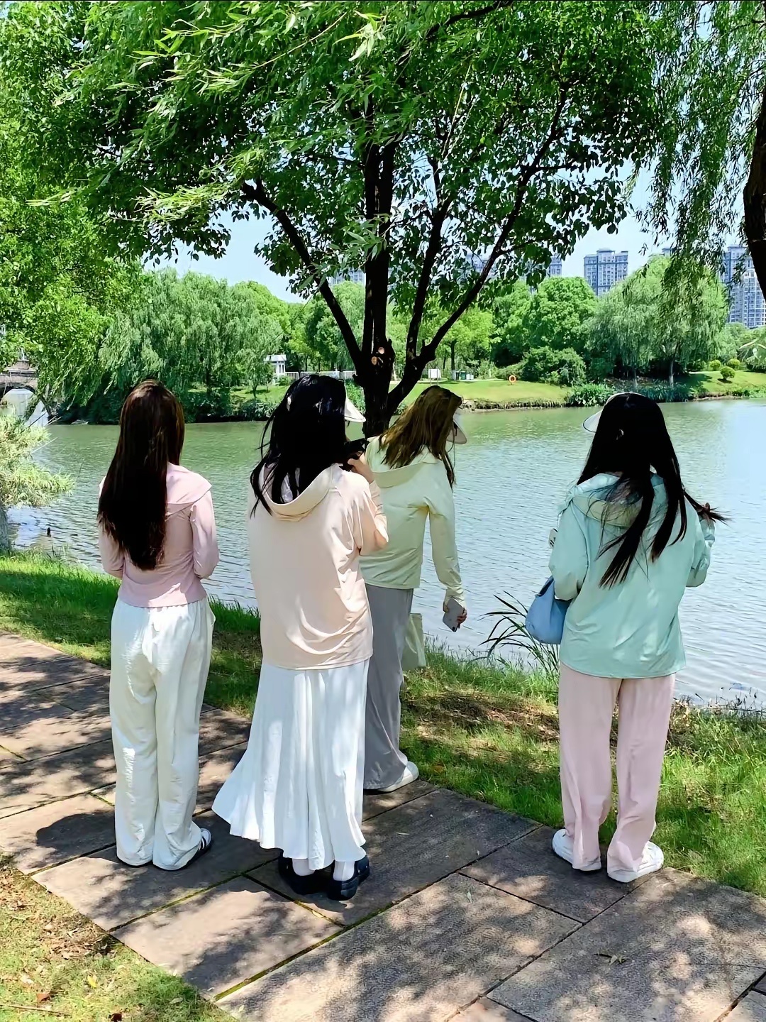 很多人就喜欢跟风，不管适不适合。今天36度高温，大街上的人都喜欢穿防晒衣，遮阳帽