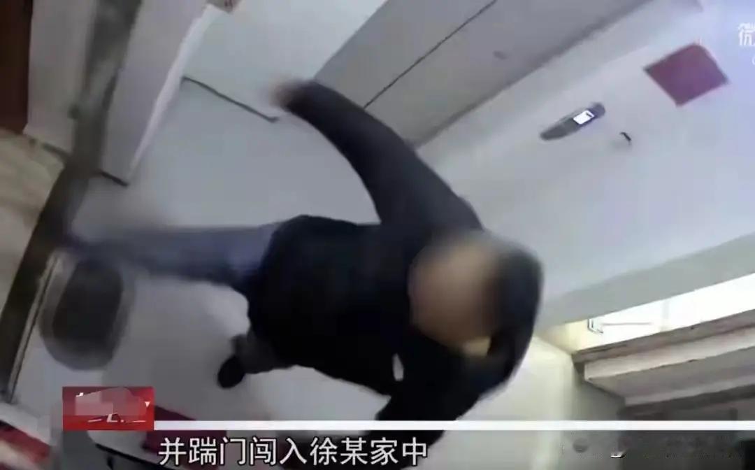 在繁华上海的某个角落，有一对平凡的夫妻，李娜和丈夫张伟。他们相濡以沫，心怀感恩，