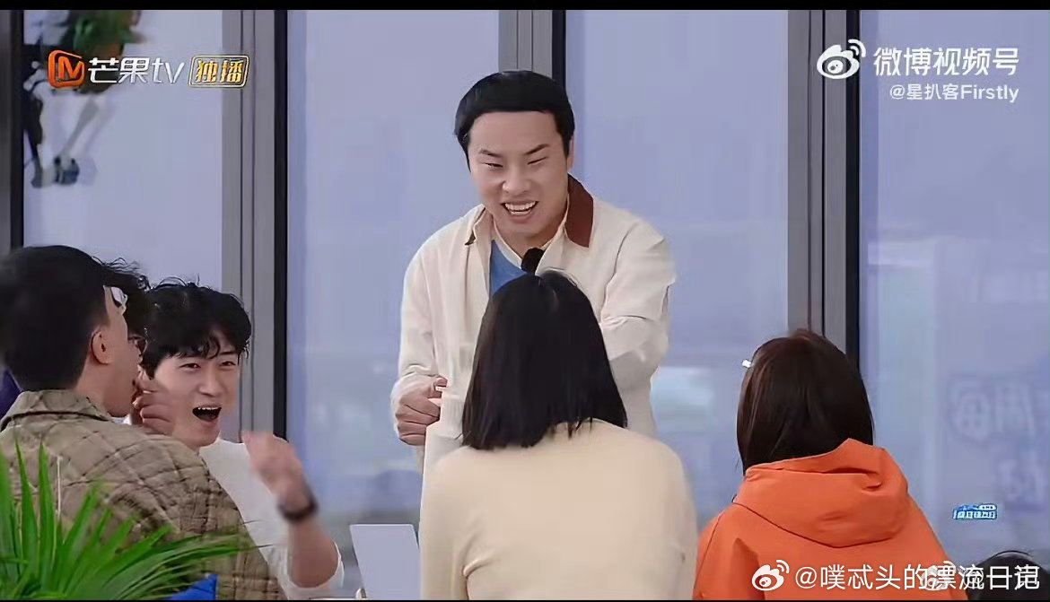 徐志胜迎客松2.0亲爱的客栈徐志胜社交天花板！迎客大方得体，幽默化解距离感，贴心