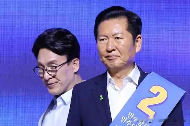 随着8.17号共同民主党党首选举临近，金敏锡和郑清来的竞争越来越激烈了，从目前的