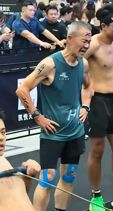 看到王石这个样子，真的很令人担心，毕竟已经是七十多岁的老人了，进行这种高强度的健