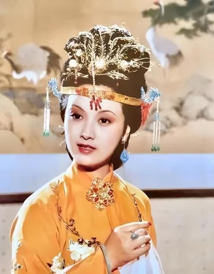 王熙凤这句台词太绝了！🖤王熙凤初见黛玉，竟说“天下真有这样标致的人物”，本以为