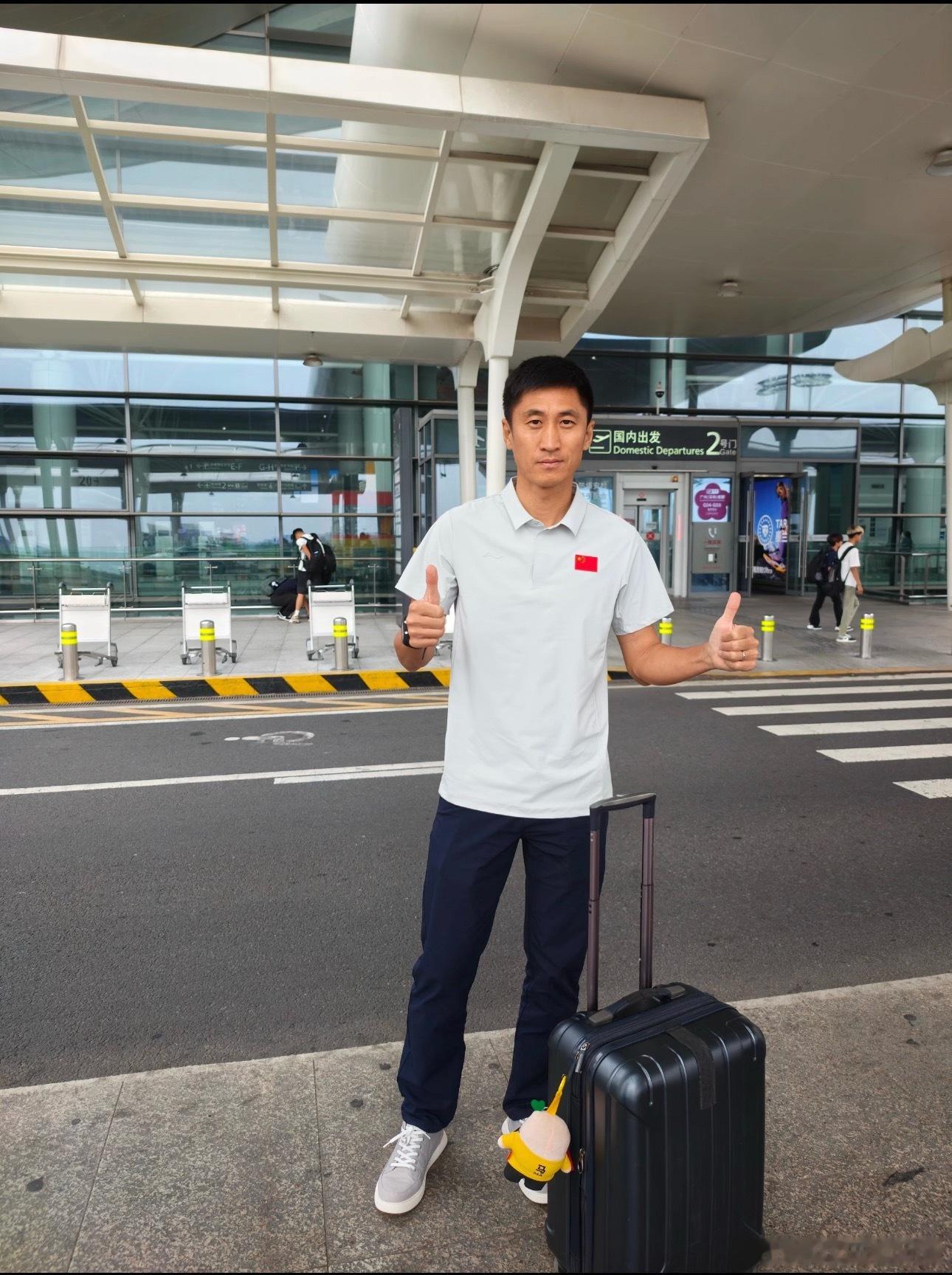 马宁独自一人征战世界杯加油呀！马宁老师！中国队去不了，中国裁判去也可以！！！咱一