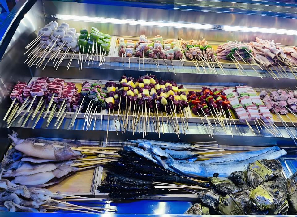 宵夜摊切莫冲动！清远某宵夜店门口发生打架事件！

夏夜宵夜聚会，饮酒助兴本是乐事