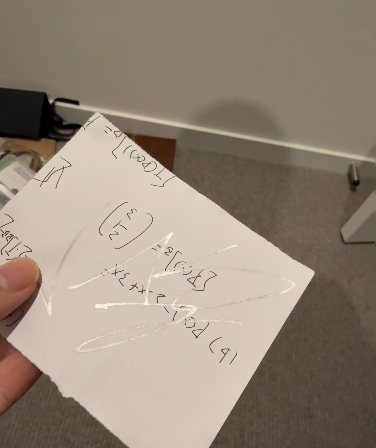 周杰伦在草稿纸上给粉丝签名 网友偶遇周杰伦 要签名的时候发现那天刚好没带专辑最后