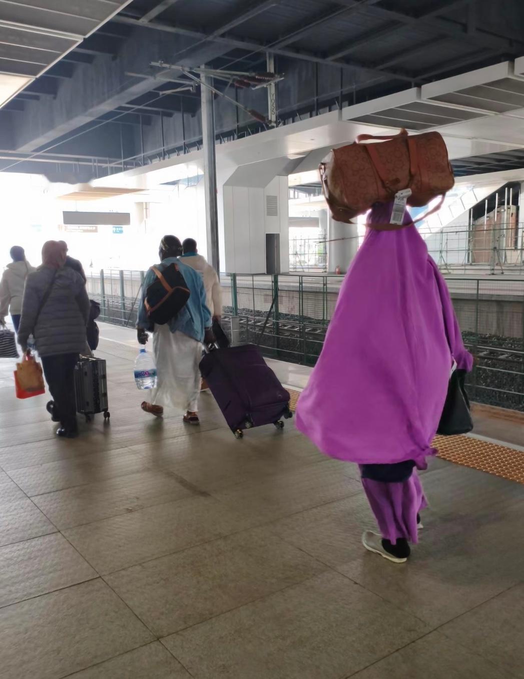 歪果友人，万物皆可头顶，这是怎么做到的？平衡超好👍 ​​​