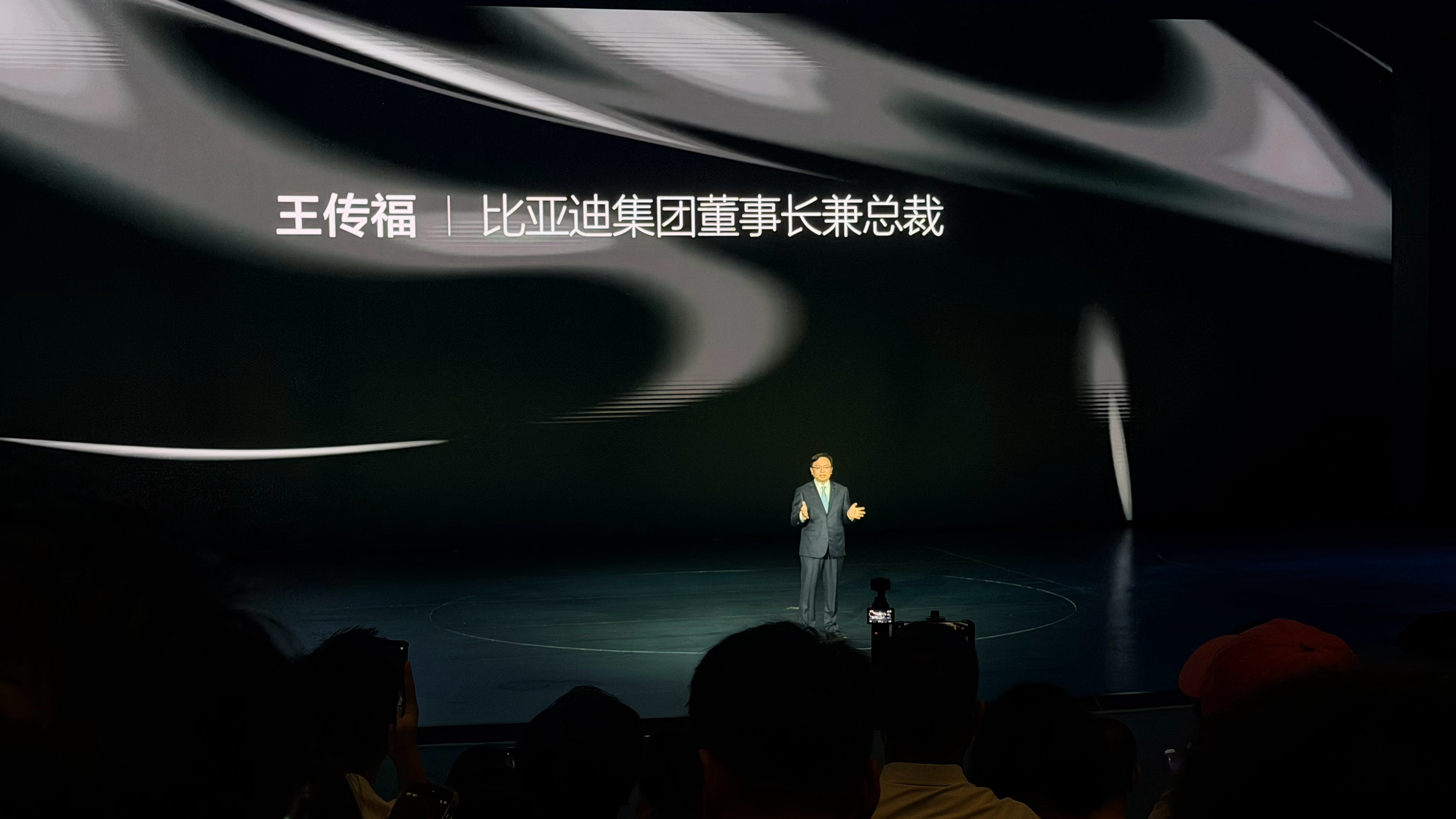 比亚迪智能化发布会 老王亲自登台，今天肯定有炸裂新技术。目前比亚迪闪充站已经超过